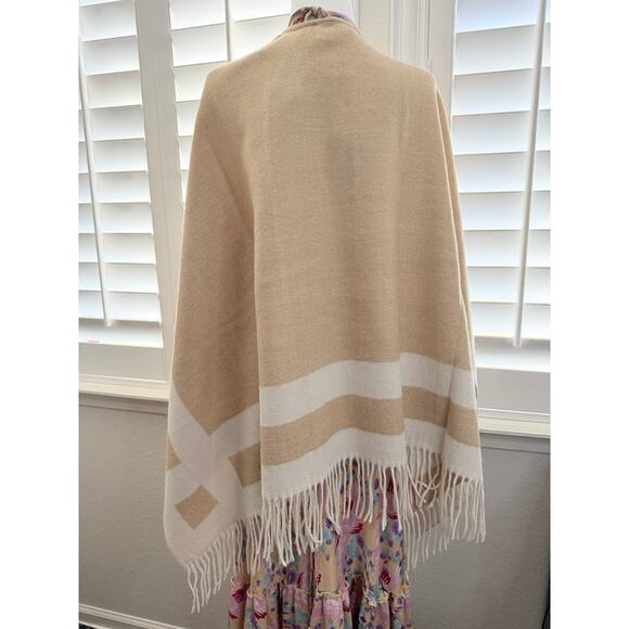 WALTER BAKER Verushka Reversible Poncho Camel/Ivory - Picture 3 of 11